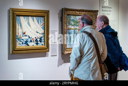 Les visiteurs admirent les peintures des National Galleries of Scotland, extension nouvellement ouverte, Edimbourg, Royaume-Uni Banque D'Images