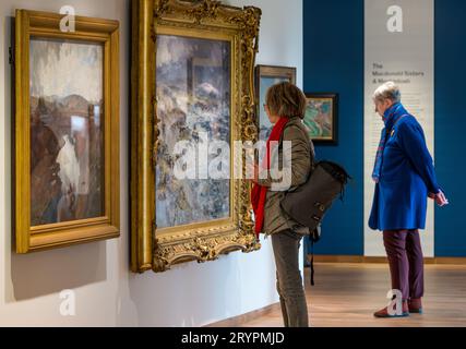 Visiteurs regardant des peintures aux National Galleries of Scotland extension nouvellement ouverte, Edimbourg, Royaume-Uni Banque D'Images