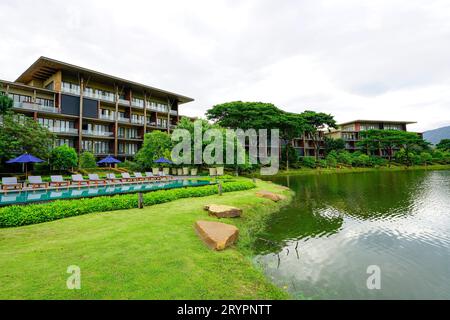 Hôtel durable. Hôtel de luxe dans la forêt. Hôtel de luxe vert dans la vallée. Retraite dans la nature. Paysage vert de paradis tropical Resort. Lac Banque D'Images