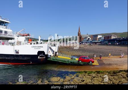 Voitures et personnes débarquant du ferry Calmac MV Loch Shira à Largs, Ayrshire, Écosse Banque D'Images