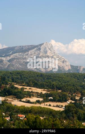 Vue sur la Montagne Sainte Victoire qui permet d'être l'un des sujets favoris de Cézanne. Aix en Provence, Provence, France. Banque D'Images