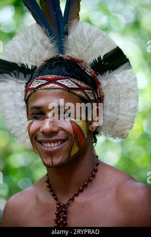 Portrait d'un homme Indien pataxó au Reserva Indigena da Jaqueira près de Porto Seguro, Bahia, Brésil. Banque D'Images