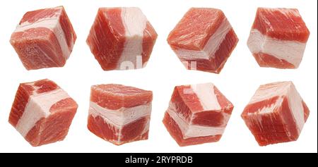 Pancetta italienne, cubes de bacon isolés sur fond blanc Banque D'Images