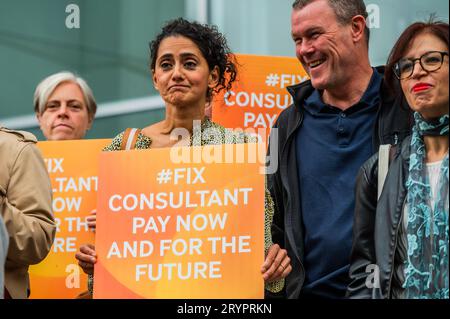 Londres, Royaume-Uni. 2 octobre 2023. Une ligne de piquetage à l'extérieur de l'UCHL - Consultant et Junior Doctors commencent la dernière grève au sujet des salaires et des conditions de travail. La grève a été organisée par la BMA. Crédit : Guy Bell/Alamy Live News Banque D'Images