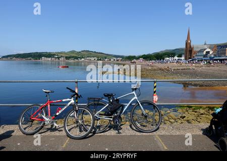 Vélos à Largs, Ayrshire, faisant partie de la file d'attente pour le prochain ferry de Largs à Cumbrae. C'est une île écossaise populaire pour le cyclisme. Banque D'Images