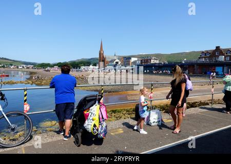 Les gens font la queue à Largs, Ayrshire, pour le ferry vers Cumbrae, une île écossaise populaire. Banque D'Images