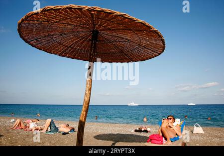 La plage principale de la ville de Rhodes, Rhodes, Grèce. Banque D'Images