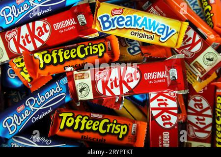 Bars Nestlé, dont KitKat, Toffee Crisp, Blue Riband et Breakaway. Banque D'Images