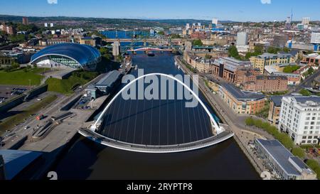Une vue aérienne du Gateshead Millennium Bridge au-dessus de la rivière Tyne au Royaume-Uni Banque D'Images