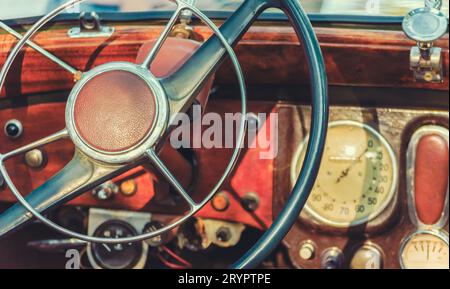 Volant et tableau de bord d'une vieille voiture rétro gros plan Banque D'Images