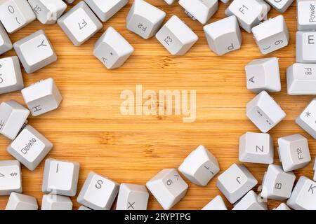 Cadre fait de touches de clavier d'ordinateur sur le fond de bois Banque D'Images