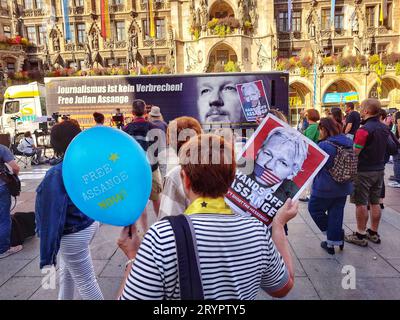 Munich, Bavière, Allemagne. 2 octobre 2023. Après trois ans de violentes attaques contre les journalistes, les rebelles de Corona, MÃÂ¼nchen Steht Auf, Studenten Stehen Auf, Qanons, les extrémistes conspirationnistes, et diverses autres figures du spectre ReichsbÃÂ¼rger, de l'exteème-droite et antidémocratique se sont converties avec l'aide de la Fondation Wau Holland en mouvement ''Free Julian Assange''/Tarnorganisation et revendiquent maintenant la liberté de la presse. Crédit : ZUMA Press, Inc./Alamy Live News Banque D'Images