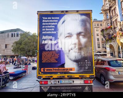 Munich, Bavière, Allemagne. 2 octobre 2023. Après trois ans de violentes attaques contre les journalistes, les rebelles de Corona, MÃÂ¼nchen Steht Auf, Studenten Stehen Auf, Qanons, les extrémistes conspirationnistes, et diverses autres figures du spectre ReichsbÃÂ¼rger, de l'exteème-droite et antidémocratique se sont converties avec l'aide de la Fondation Wau Holland en mouvement ''Free Julian Assange''/Tarnorganisation et revendiquent maintenant la liberté de la presse. Crédit : ZUMA Press, Inc./Alamy Live News Banque D'Images