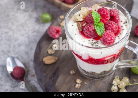 Dessert ou petit déjeuner avec framboises et yaourt en gros plan en verre Banque D'Images