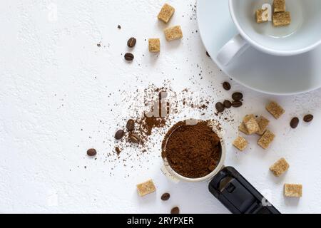 Ingrédients pour le café : café moulu dans la corne du café Banque D'Images