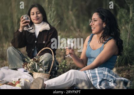 Belles femmes sourit avec un verre de vin à la main le jour du pique-nique Banque D'Images