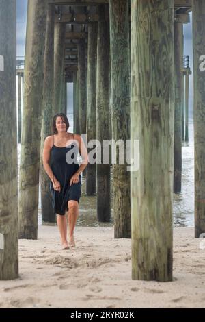 femme de 57 ans à la plage Banque D'Images