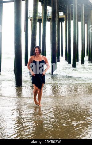 femme de 57 ans à la plage Banque D'Images