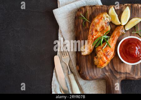 Pilon de poulet épicé grillé et sauce tomate sont servis Banque D'Images