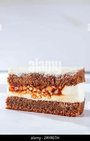 Un morceau de gâteau au chocolat à la menthe sur la table, close-up Banque D'Images