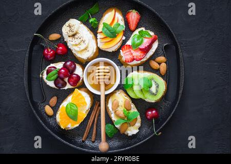 En-cas sucrés assortis d'été. Bruschetta ou sandwichs avec frui Banque D'Images