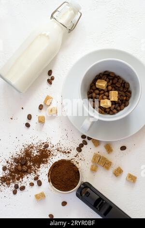 Ingrédients pour le café : café moulu dans la corne du café Banque D'Images