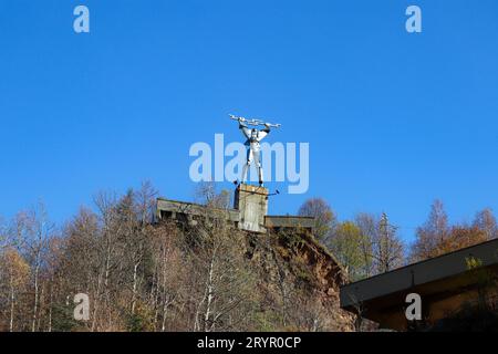 Monumentul Electricitatii, le Monument de l'énergie, une statue de monument historique près du barrage de Vidraru, sur la montagne Pleașa Banque D'Images