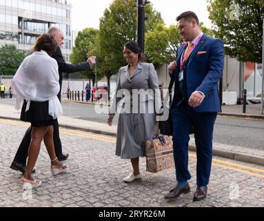 Manchester, Royaume-Uni. 02 octobre 2023. Priti Patel arrive avant l'ex PM Liz Truss qui arrive pour une conférence de réunion marginale à l'hôtel Midland qui a été bien assisté par les grands frappeurs du Parti Tory, y compris Priti Patel et Michael Gove et Kemi Badenoch. Conférence conservatrice 2023. Midland Hotel Manchester. Photo : Garyroberts/worldwidefeatures.com crédit : GaryRobertsphotography/Alamy Live News Banque D'Images