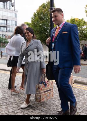 Manchester, Royaume-Uni. 02 octobre 2023. Priti Patel arrive avant l'ex PM Liz Truss qui arrive pour une conférence de réunion marginale à l'hôtel Midland qui a été bien assisté par les grands frappeurs du Parti Tory, y compris Priti Patel et Michael Gove et Kemi Badenoch. Conférence conservatrice 2023. Midland Hotel Manchester. Photo : Garyroberts/worldwidefeatures.com crédit : GaryRobertsphotography/Alamy Live News Banque D'Images