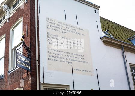 Poème de Marina Tsvetajeva sur le mur de la maison à Leiden, Hollande Banque D'Images