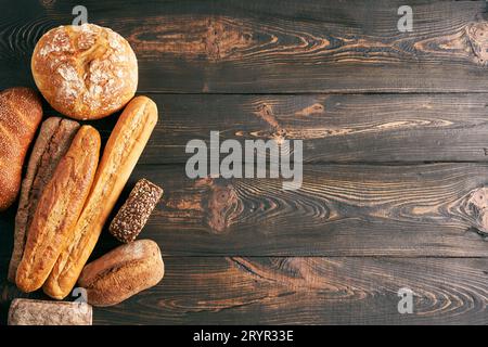 Différents types de pains sur fond en bois avec espace de copie Banque D'Images
