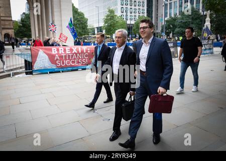 Manchester, Royaume-Uni. 02 octobre 2023. Les délégués arrivent pour la deuxième journée à la Conférence du Parti conservateur. Le public accueille les membres du parti conservateur pendant le CPC23. Le slogan de l'automne est des décisions à long terme pour un avenir meilleur. Crédit : Andy Barton/Alamy Live News Banque D'Images