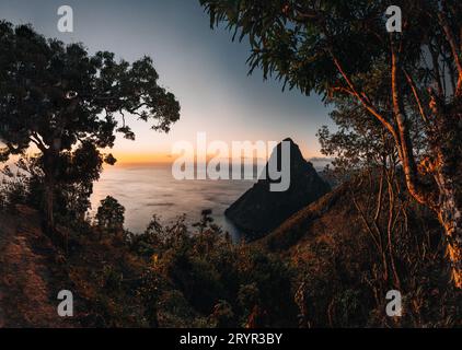 Une vue sur les montagnes de petit et gros Piton sur Sainte Lucie dans les Caraïbes sous un ciel bleu au coucher du soleil. Photo prise près de Soufrière. Banque D'Images