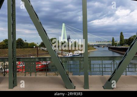 Vue du pont pivot au port dans le quartier Deutz au pont Severins au-dessus du Rhin, derrière le pont la cathédrale, Cologne, Banque D'Images