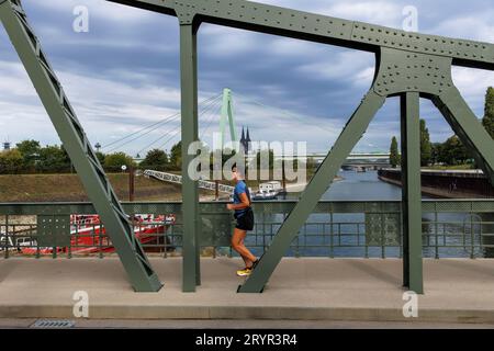 Vue du pont pivot au port dans le quartier Deutz au pont Severins au-dessus du Rhin, derrière le pont la cathédrale, Cologne, Banque D'Images