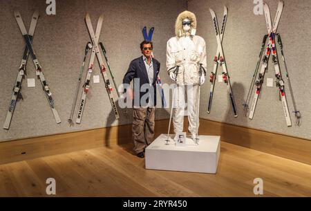 Londres, Royaume-Uni. 02 octobre 2023. Geoffrey Moore, fils de Sir Rogers, à côté de la combinaison de ski blanche Bogner achetée par Sir Roger Moore dans a View to a Kill, est £15,000-20,000 crédit : Paul Quezada-Neiman/Alamy Live News Banque D'Images