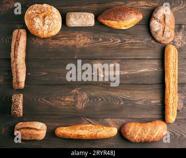 Cadre de différents types de pains sur fond en bois avec espace de copie Banque D'Images