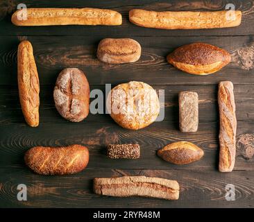Différents types de pains sur fond de bois foncé Banque D'Images