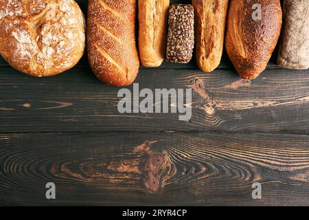 Différents types de pains sur fond en bois avec espace de copie Banque D'Images