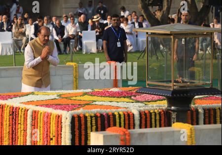 New Delhi, Inde. 02 octobre 2023. Le président indien du Lok Sabha, Om Birla, rend hommage au Mahatma Gandhi à l'occasion de son 154e anniversaire de naissance à son mémorial Rajghat. Gandhi Jayanti est célébré chaque année le 2 octobre. Mahatma Gandhi, également connu sous le nom de Père de la Nation, Bapu ou Mahatma, joue un rôle clé dans le mouvement de liberté de l'Inde et démontre le pouvoir de la non-violence. Il a inspiré leader à travers le monde avec ses valeurs et ses principes. (Photo Naveen Sharma/SOPA Images/Sipa USA) crédit : SIPA USA/Alamy Live News Banque D'Images