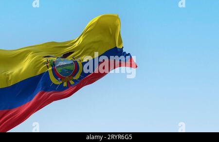 Drapeau national de l'Équateur agitant dans le vent par temps clair Banque D'Images