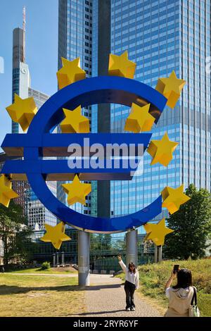 Euro sculpture devant l'Eurotower, Francfort-sur-le-main, Hesse, Allemagne, Europe Banque D'Images