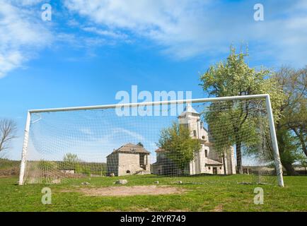 Ancienne église et but de football Sydoriv (village, région de Ternopil, Ukraine) Banque D'Images