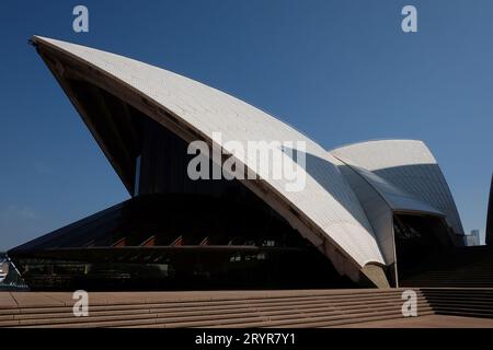 Les murs de verre du pavillon du restaurant et les coquillages blancs sur un ciel bleu depuis le podium supérieur de l'Opéra de Sydney, Nouvelle-Galles du Sud, Australie Banque D'Images