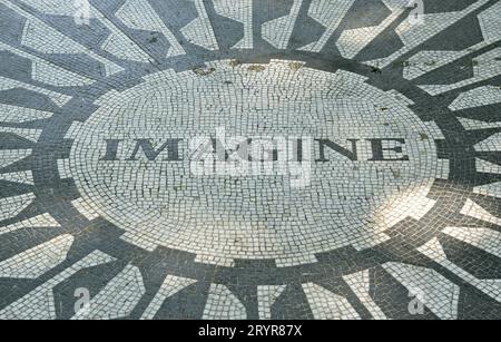 Le John Lennon Memorial 'imagine' mosaïque à Strawberry Fields, Central Park, New York, USA Banque D'Images