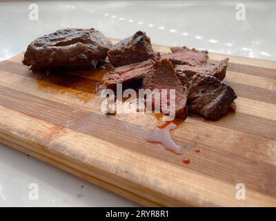 Steak de bœuf juteux et délicieux avec beaucoup de bon jus. Banque D'Images