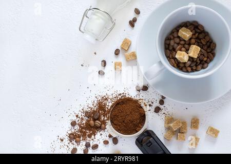 Ingrédients pour le café : café moulu dans la corne du café Banque D'Images