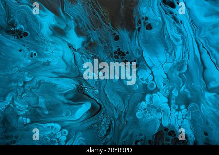 Fluide Art.. Vague abstraite bleue tourbillonne sur fond noir. Fond ou texture effet marbre Banque D'Images