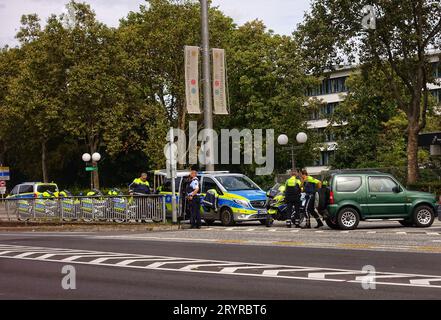 Les policiers allemands en uniforme effectuent un contrôle de vitesse dans une rue très fréquentée Banque D'Images