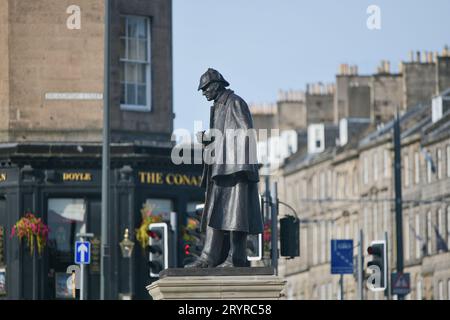 Édimbourg Écosse, Royaume-Uni 02 octobre 2023. La statue de Sherlock Holmes sur la place Picardie qui marque le lieu de naissance de l'écrivain Sir Arthur Conan Doyle. credi Banque D'Images